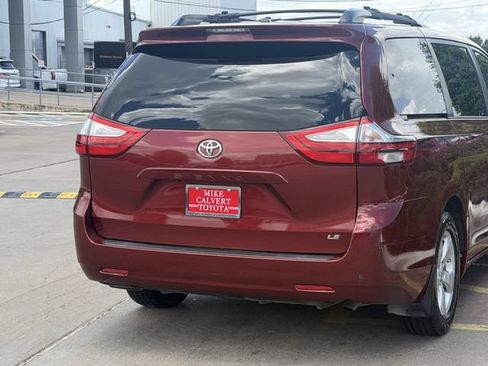 Used 2017 Toyota Sienna LE FWD image 7