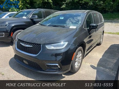 Used 2025 Chrysler Pacifica Select FWD image 1