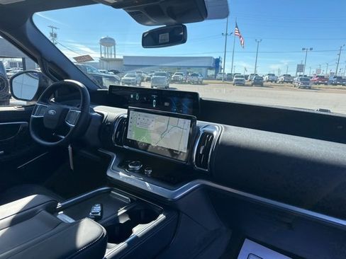 New 2026 Ford Expedition Platinum image 9