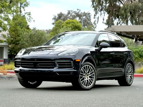 Used 2022 Porsche Cayenne Platinum Edition image 3