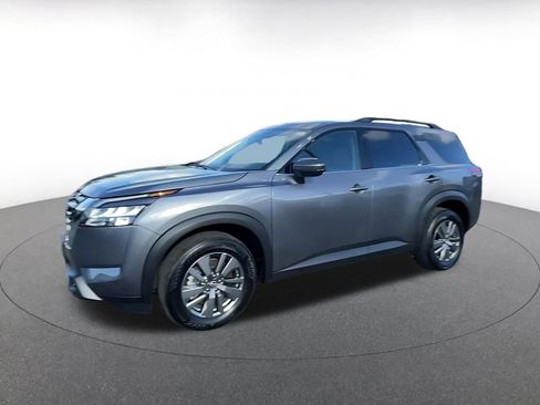 Used 2025 Nissan Pathfinder SV image 8