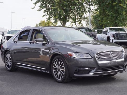 Used 2017 Lincoln Continental Select image 4