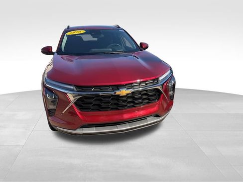 Used 2025 Chevrolet Trax LT FWD image 3