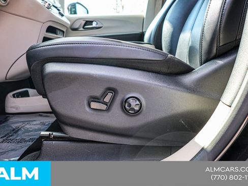 Used 2024 Chrysler Pacifica Touring-L FWD image 21