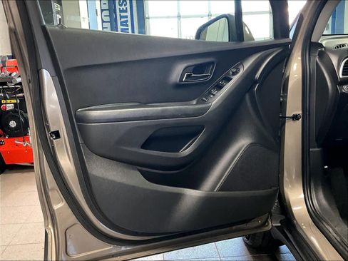 Used 2022 Chevrolet Trax LT w/ Driver Confidence Package AWD/4WD image 9