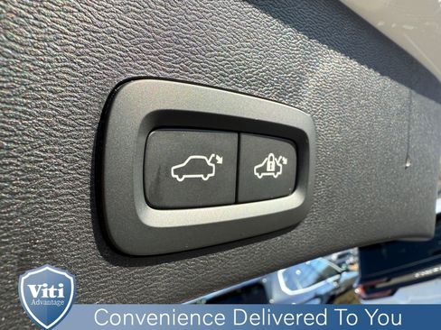 Used 2024 Volvo XC40 B5 Ultimate w/ Protection Package Premier image 25