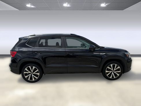 Used 2023 Volkswagen Taos SE AWD/4WD image 8