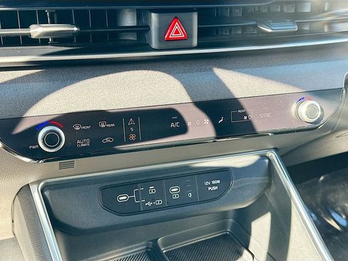 Used 2025 Kia Carnival EX image 16