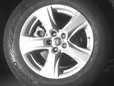 Used 2025 Toyota Highlander LE FWD image 15