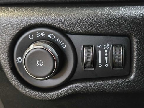 Used 2025 Chrysler Pacifica Select FWD image 26
