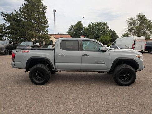 Used 2019 Toyota Tacoma TRD Off-Road AWD/4WD image 4