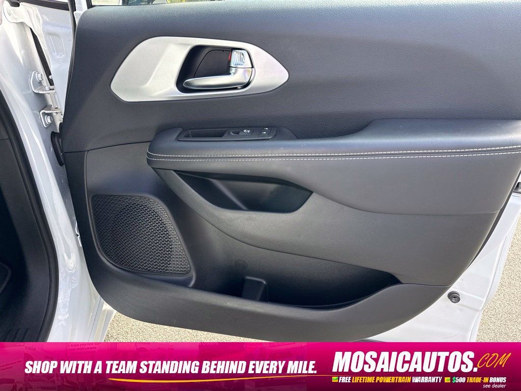 Used 2025 Chrysler Pacifica Limited FWD image 9