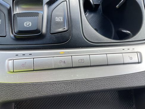 Used 2025 Kia Carnival FWD image 34