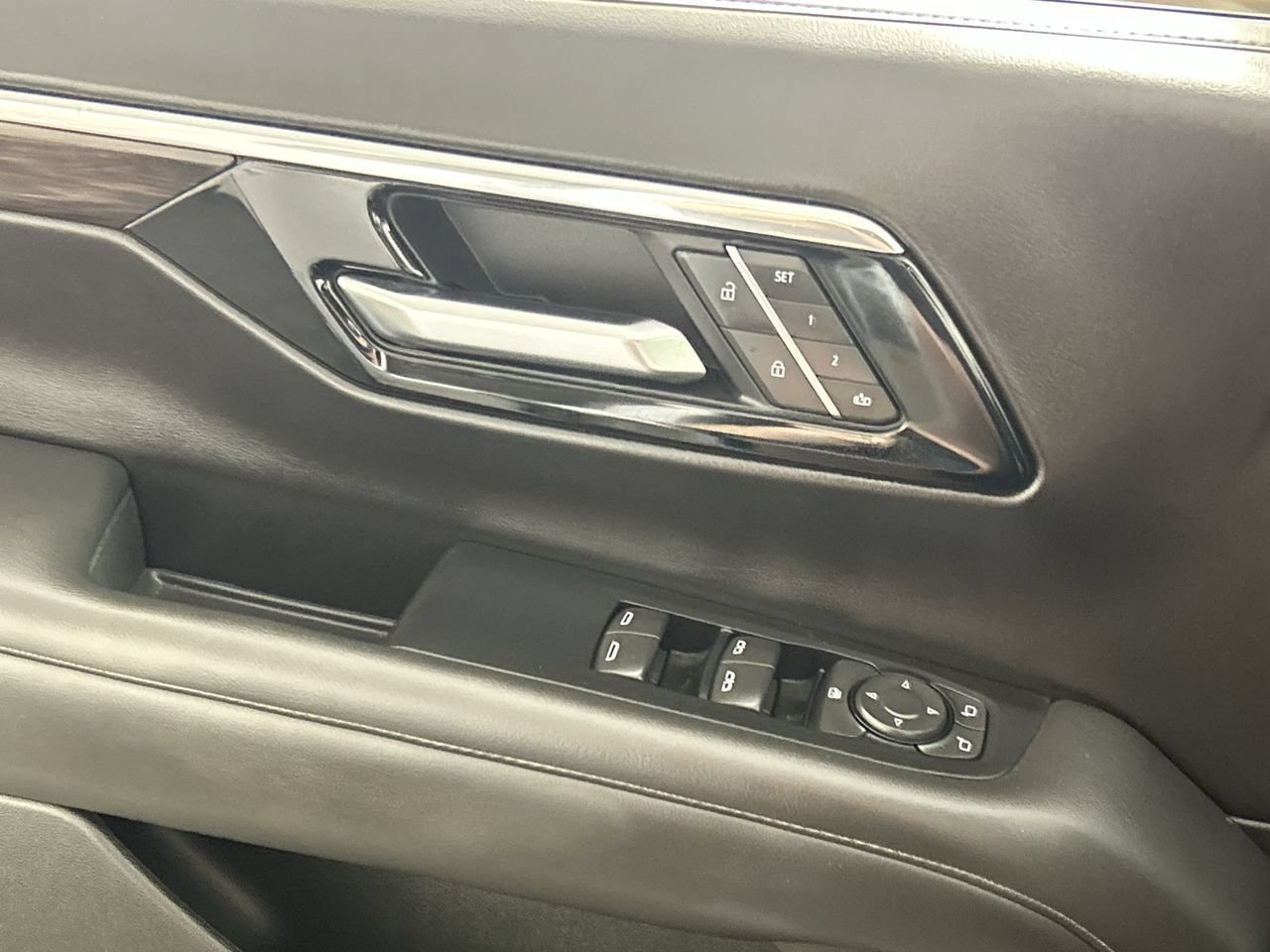 Used 2025 Chevrolet Tahoe LT AWD/4WD image 19