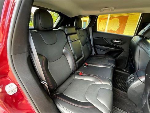 Used 2019 Jeep Cherokee Trailhawk AWD/4WD image 21