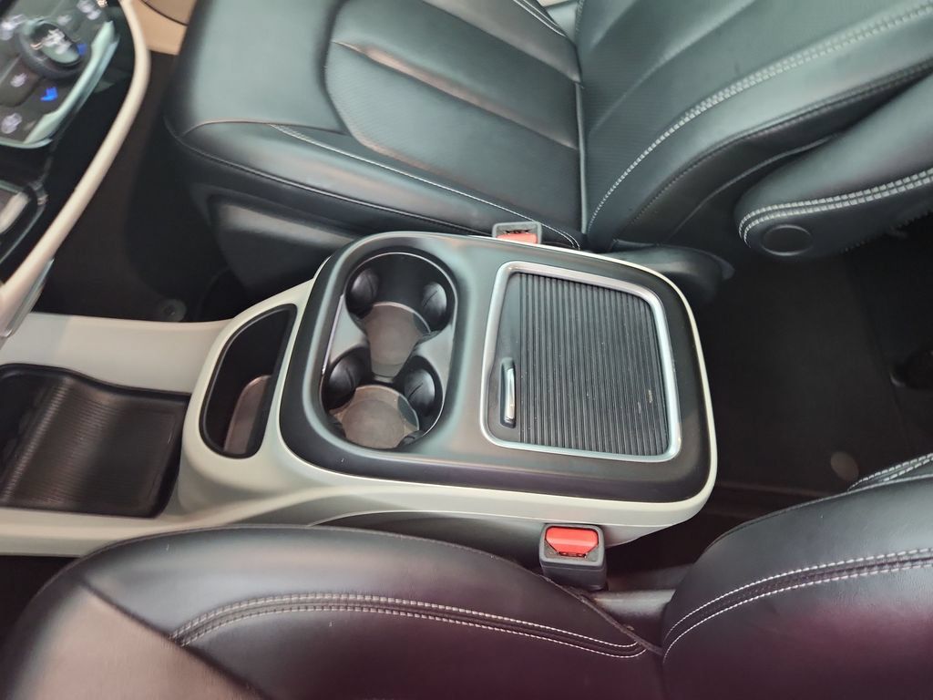 Certified 2024 Chrysler Pacifica Touring-L FWD image 32