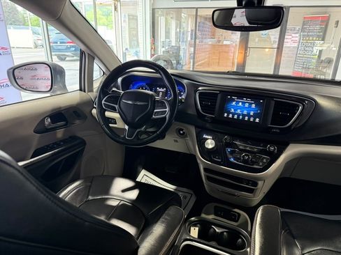 Used 2020 Chrysler Pacifica Touring-L FWD image 12