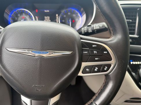 Used 2018 Chrysler Pacifica Touring-L Plus w/ Advanced Safetytec Group image 11