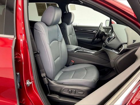 Used 2023 Buick Enclave Essence image 6