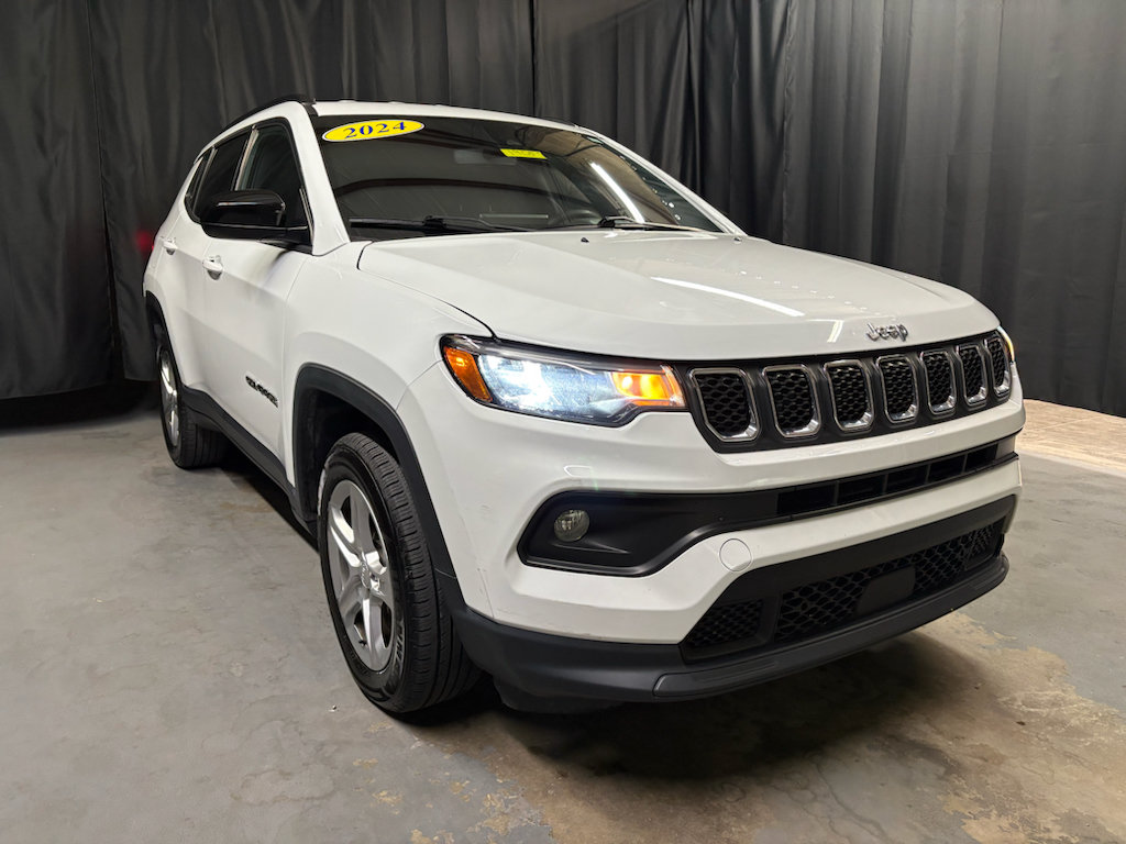 Used 2024 Jeep Compass Latitude AWD/4WD image 3