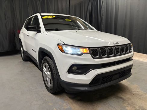 Used 2024 Jeep Compass Latitude AWD/4WD image 3
