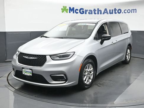 Used 2024 Chrysler Pacifica Touring-L image 21