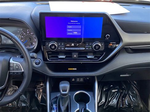 Certified 2024 Toyota Highlander XLE image 26