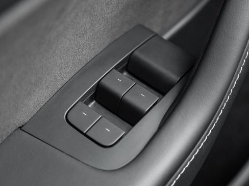 Used 2022 Tesla Model Y Long Range image 19