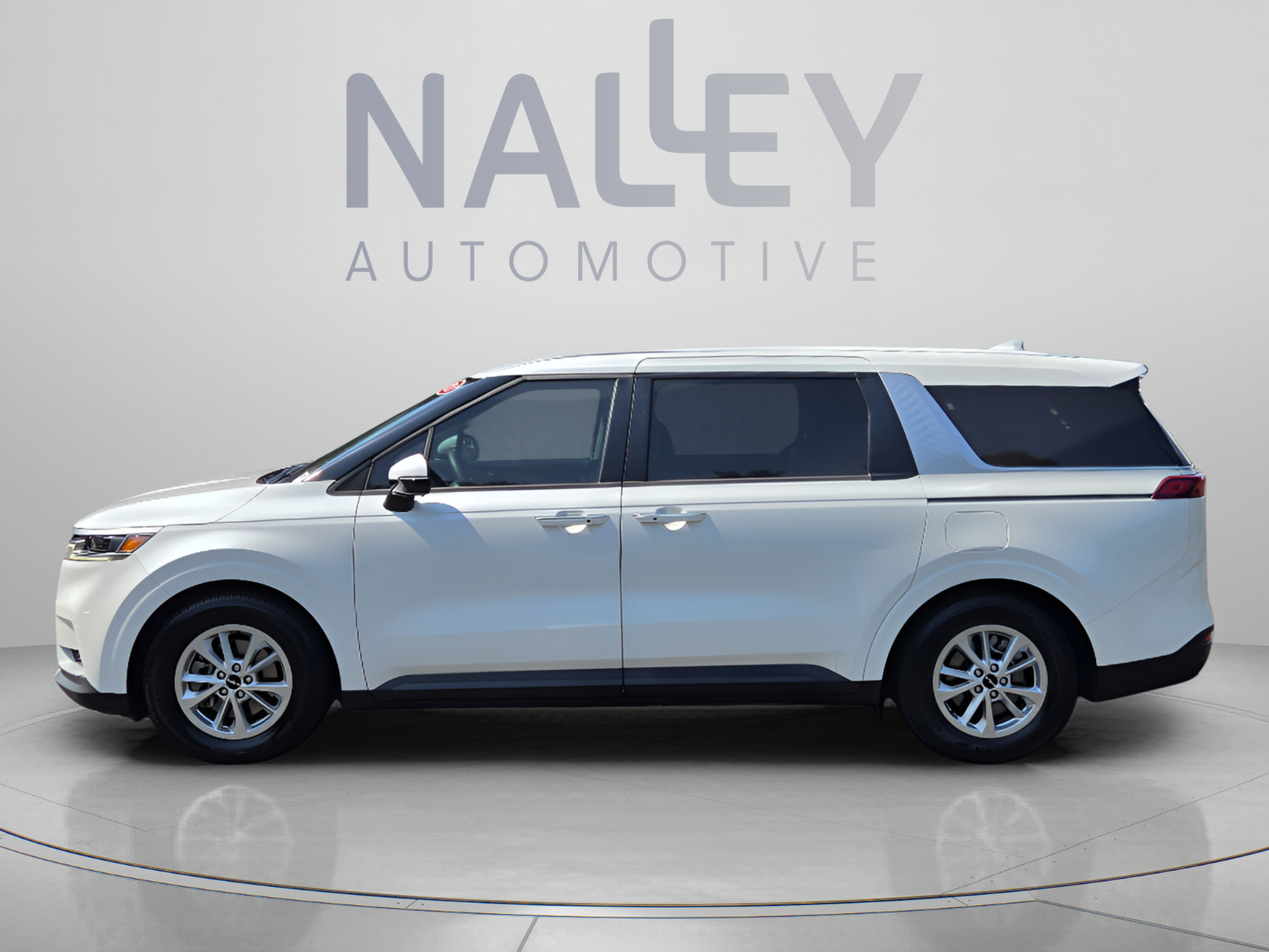 Used 2024 Kia Carnival LX FWD image 2