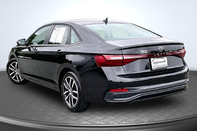 Used 2025 Volkswagen Jetta SE FWD image 4