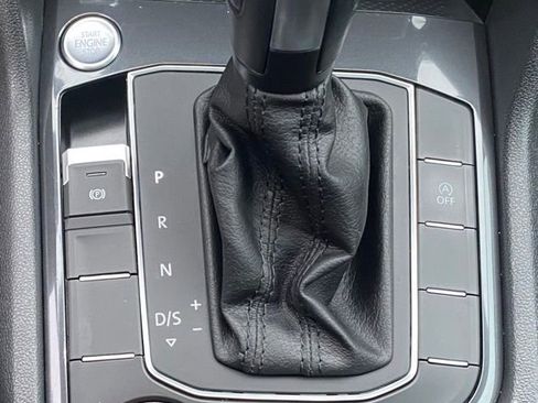 Used 2020 Volkswagen Tiguan SE w/ Panoramic Sunroof Package image 17