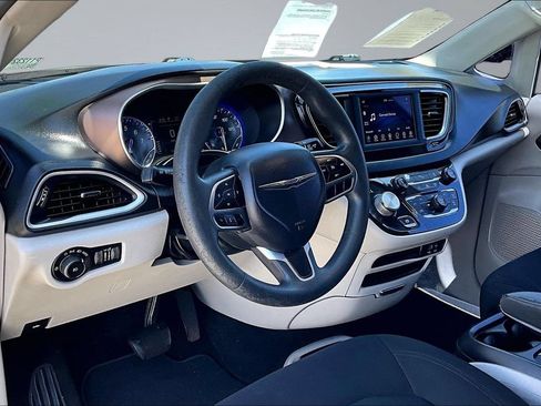Used 2018 Chrysler Pacifica Touring Plus w/ Tire & Wheel Group FWD image 4