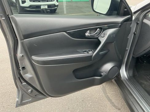 Used 2020 Nissan Rogue SL w/ Premium Package image 11