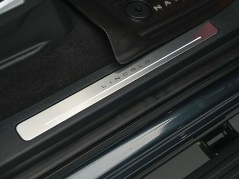 Used 2025 Lincoln Navigator Reserve image 36