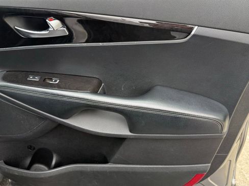 Used 2017 Kia Sorento L image 10