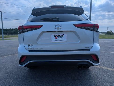 Used 2023 Toyota Highlander XSE FWD image 4