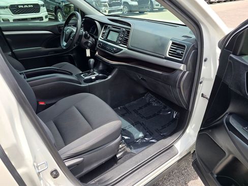 Used 2019 Toyota Highlander LE AWD/4WD image 30