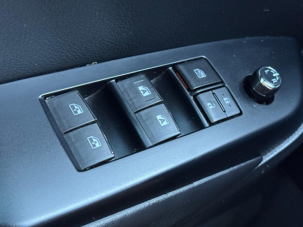 Used 2019 Toyota Highlander SE w/ Nightshade Edition AWD/4WD image 26