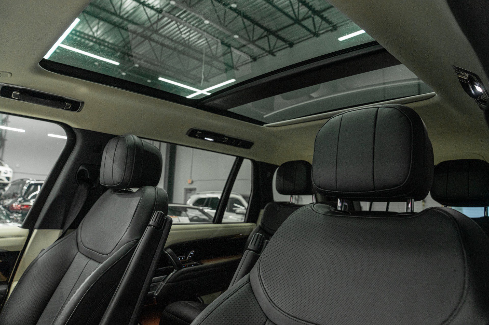 Used 2023 Land Rover Range Rover Long Wheelbase SE AWD/4WD image 17