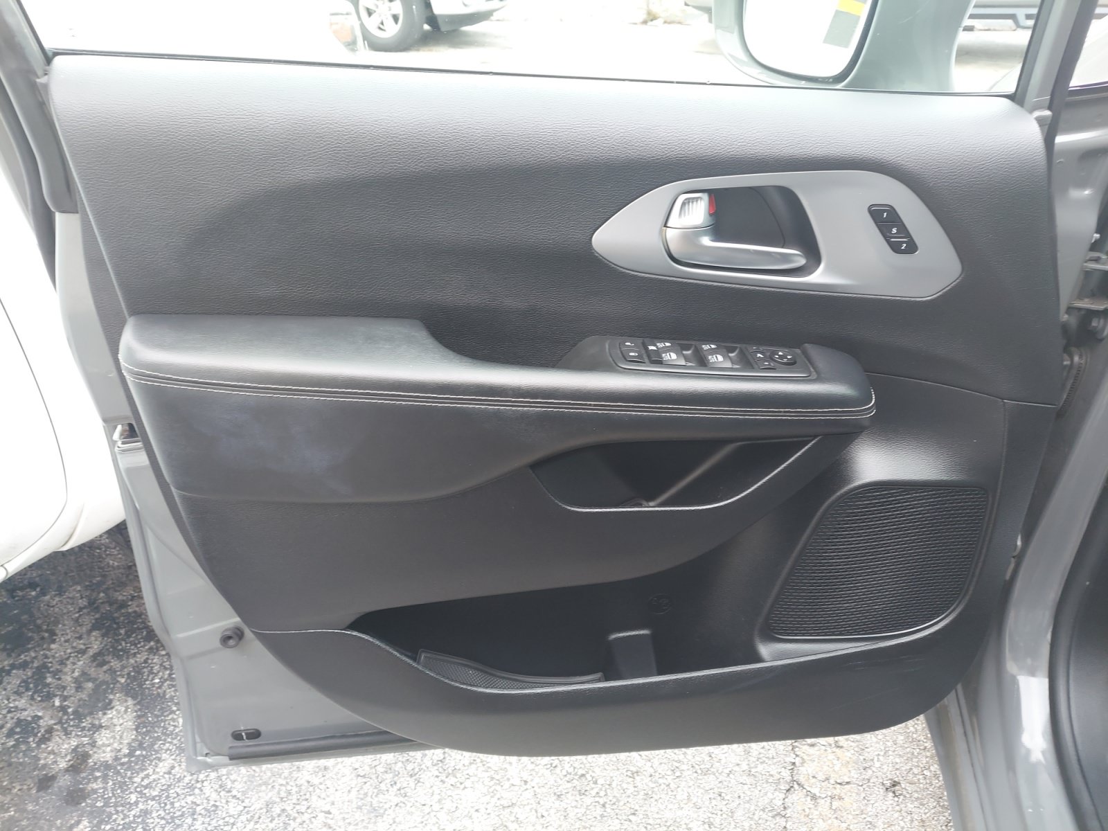 Used 2020 Chrysler Pacifica Limited w/ S Appearance Package FWD image 30