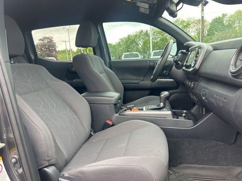Used 2019 Toyota Tacoma TRD Off-Road AWD/4WD image 9