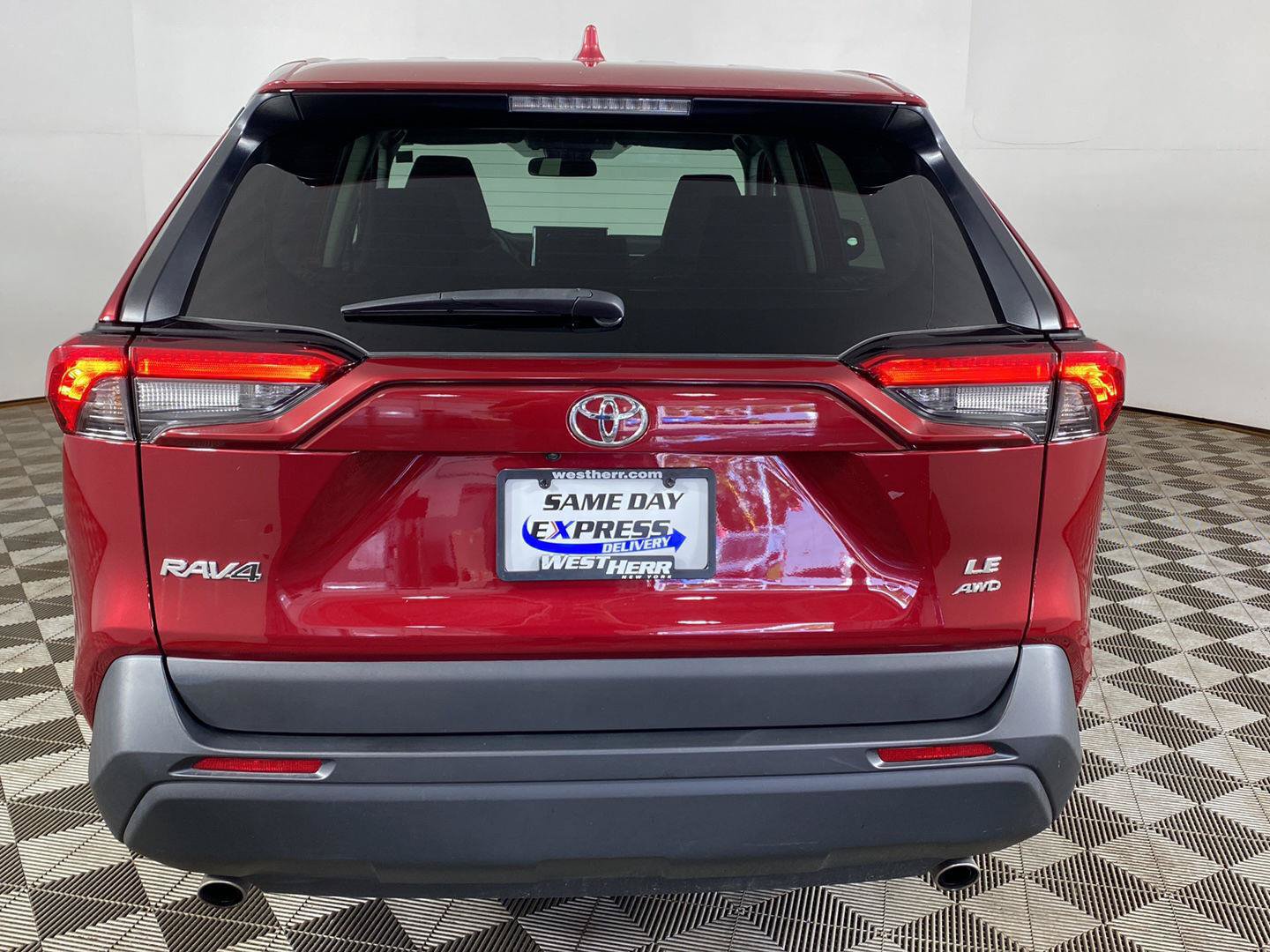 Used 2024 Toyota RAV4 LE AWD/4WD image 8