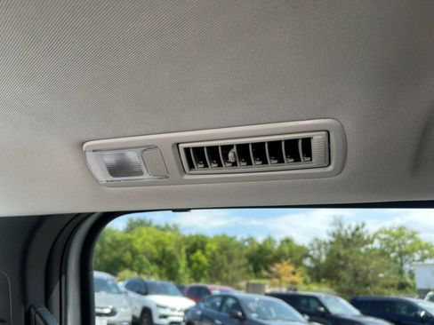 Used 2025 Toyota Sienna XLE FWD image 21