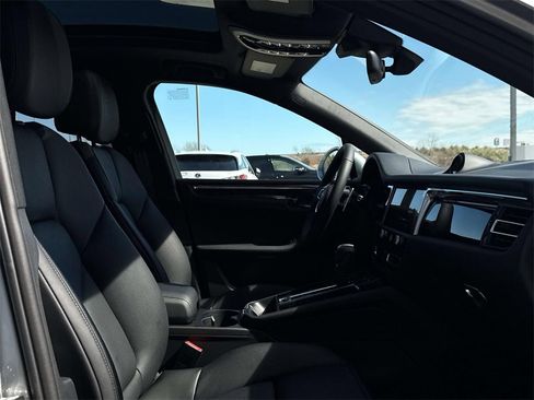 Used 2025 Porsche Macan image 17