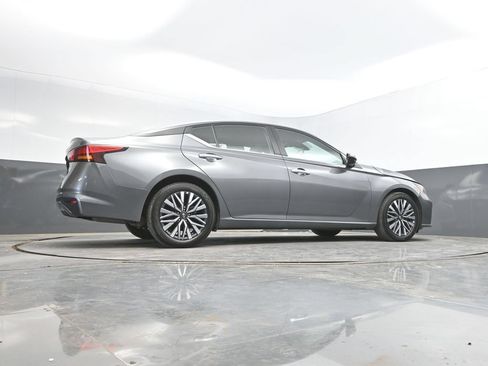 Used 2025 Nissan Altima 2.5 SV FWD image 40