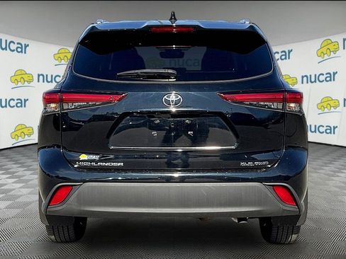 Used 2021 Toyota Highlander XLE AWD/4WD image 5