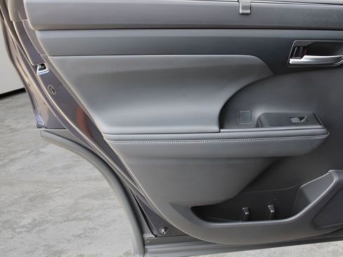 Used 2023 Toyota Highlander XLE AWD/4WD image 21