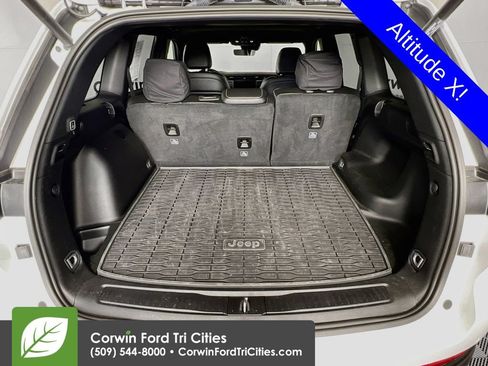 Used 2025 Jeep Grand Cherokee Altitude AWD/4WD image 14