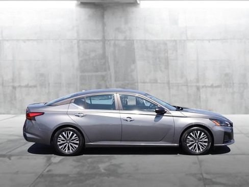 Certified 2025 Nissan Altima 2.5 SV FWD image 5