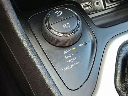 Used 2017 Jeep Cherokee Overland w/ Technology Group image 26